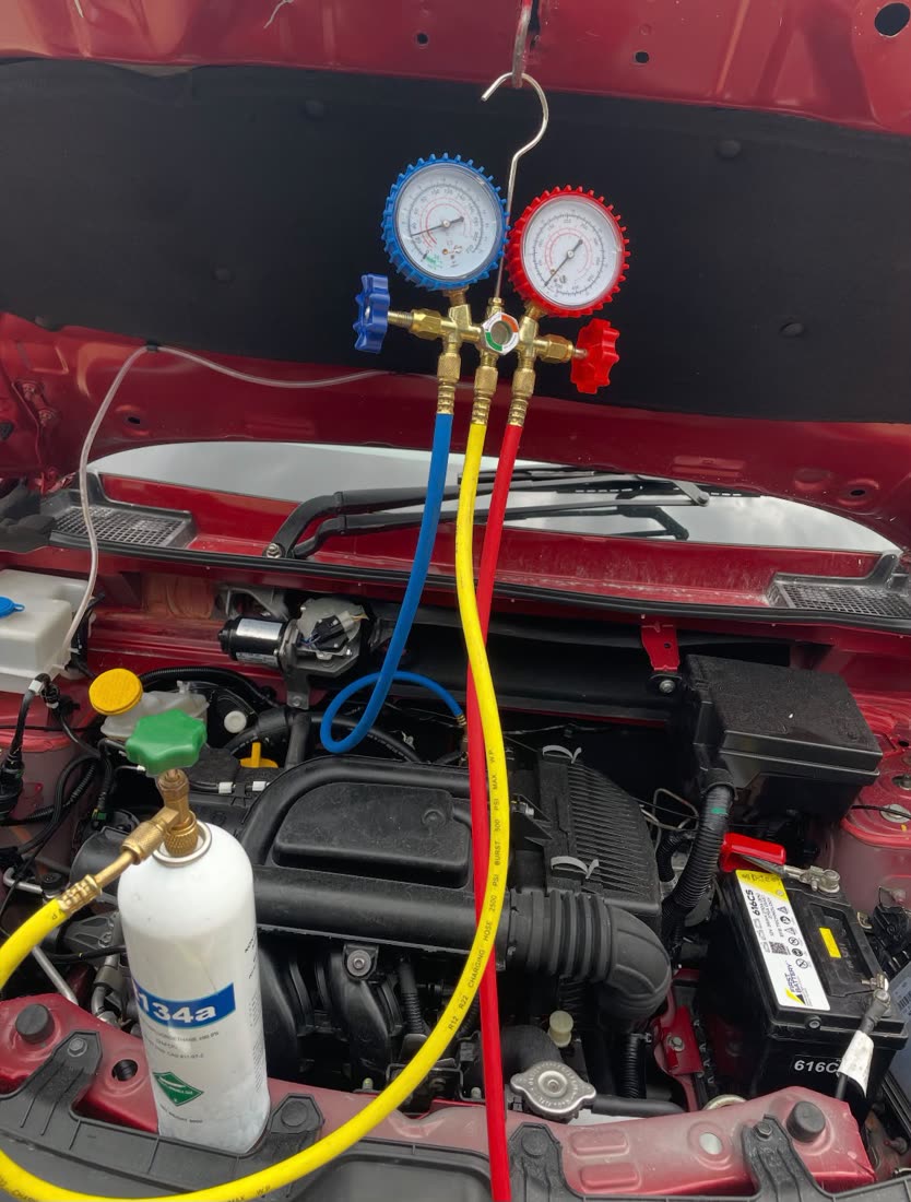 Manifold gauges connected for a vehicle air-conditioning regas